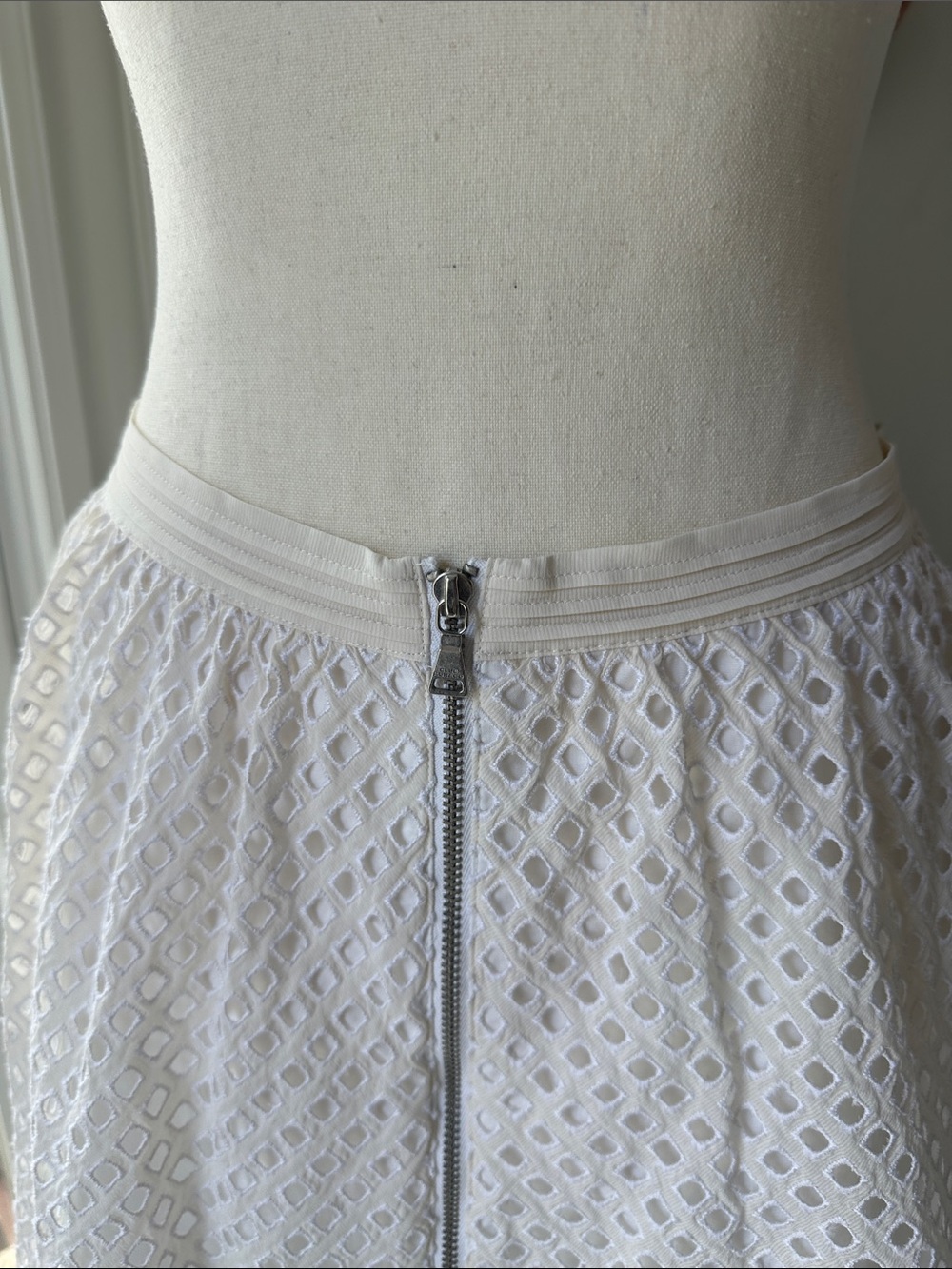 CLUB MONACO White Eyelet Lace A-Line Skirt Cotton with Front Zip Flare Size 4 - Picture 3 of 12